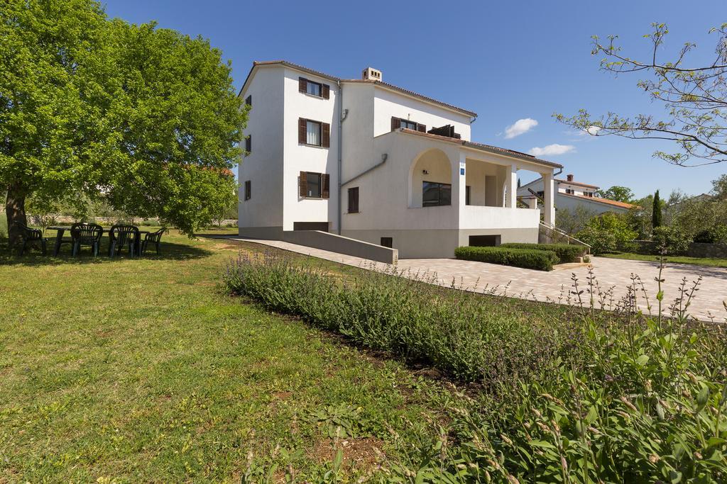 Apartments Renata Pinezici  Exterior photo