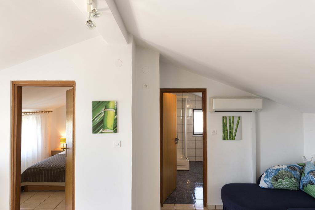 Apartments Renata Pinezici  Exterior photo